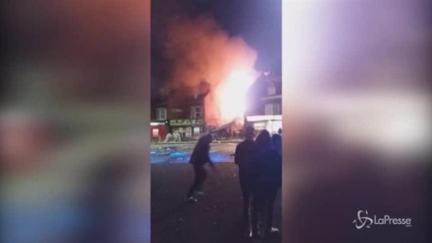 Esplosione a Leicester, le fiamme e i soccorsi dei vigili del fuoco