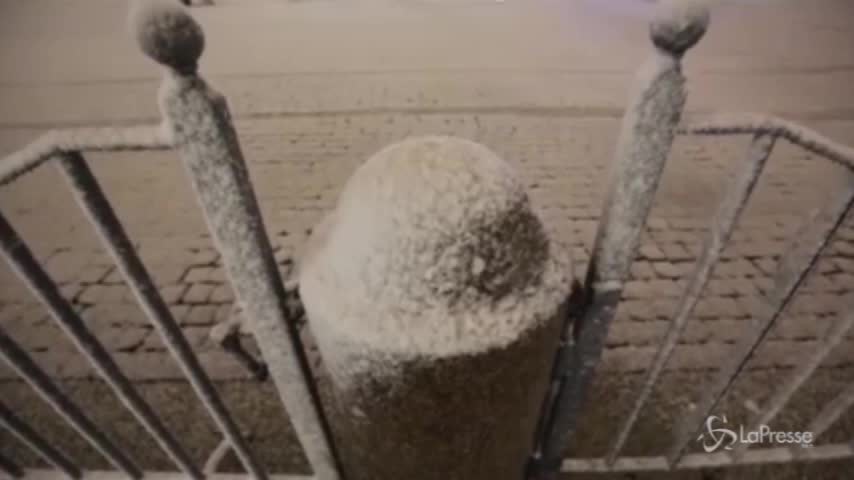 Neve a Roma, San Pietro e Colosseo si svegliano imbiancati