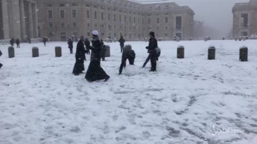 Gelo a Roma, a San Pietro scatta la battaglia a palle di neve