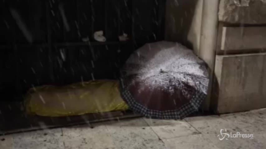Maltempo, i senzatetto lottano contro il gelo a Roma