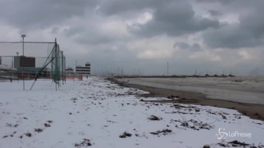 Maltempo, la spiaggia di Senigallia imbiancata