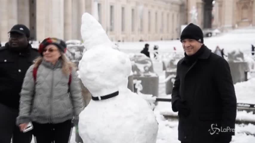 Neve a Roma, in piazza San Pietro selfie con pupazzo per i turisti