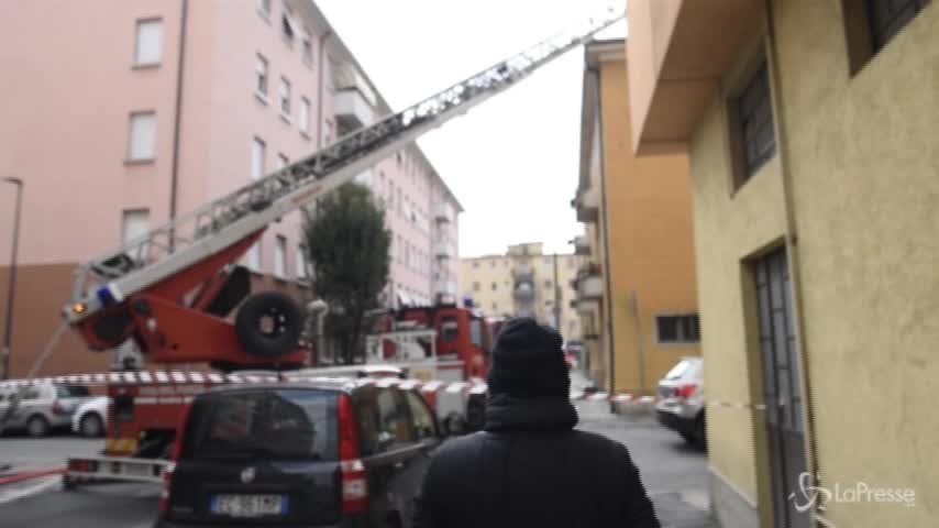 Brescia, incendio in appartamento: vigili del fuoco in azione