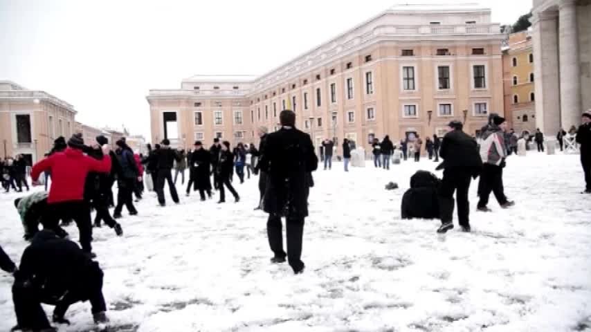 Roma, palle di neve in Vaticano