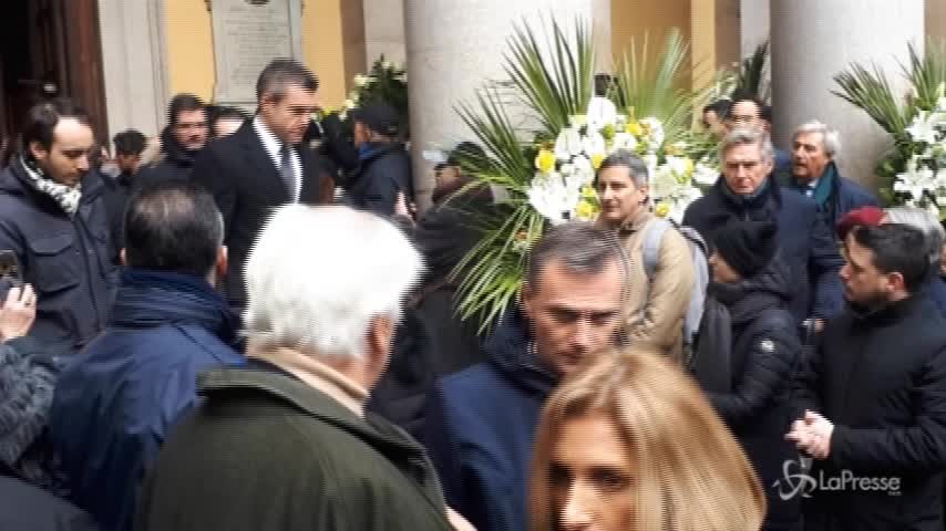 Funerali di Moratti, l’uscita del feretro dalla chiesa