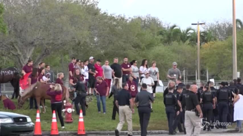 Strage Florida, gli studenti tornano a scuola tra lacrime e commozione