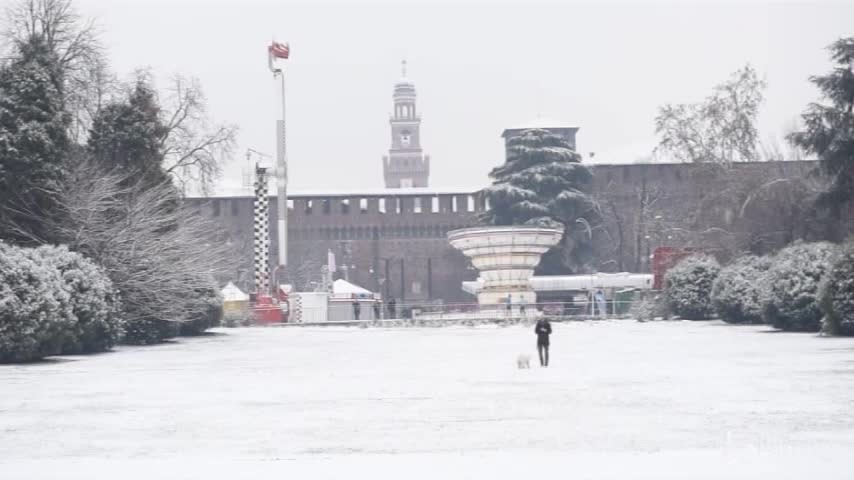 Neve ed esercizi zen in Parco Sempione a Milano