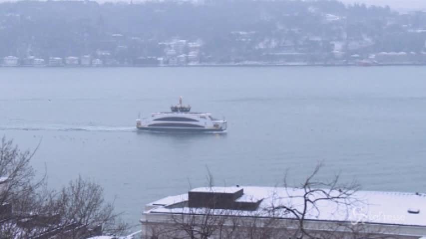 Istanbul sotto una coltre di neve