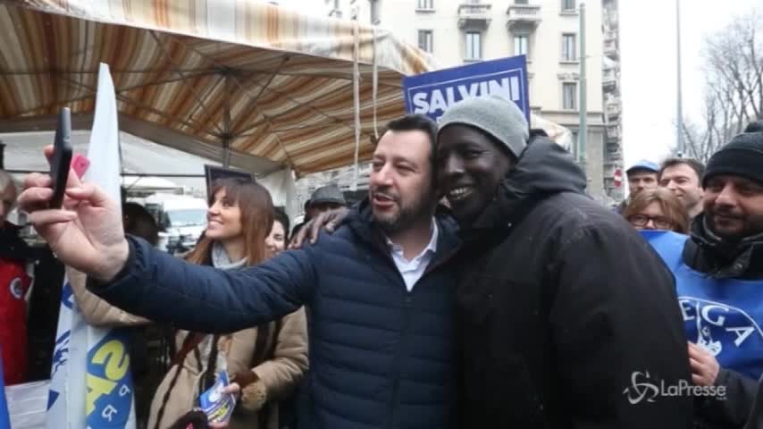Salvini al mercato, selfie con un giovane africano