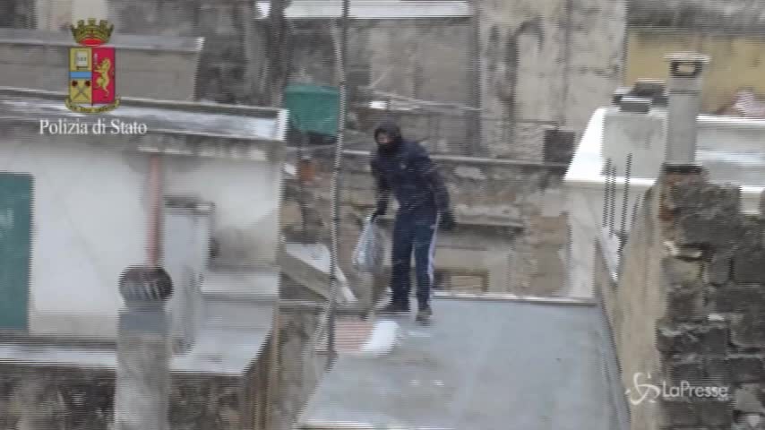 Bari, la fuga di un ragazzo sui tetti innevati prima dell’arresto per spaccio