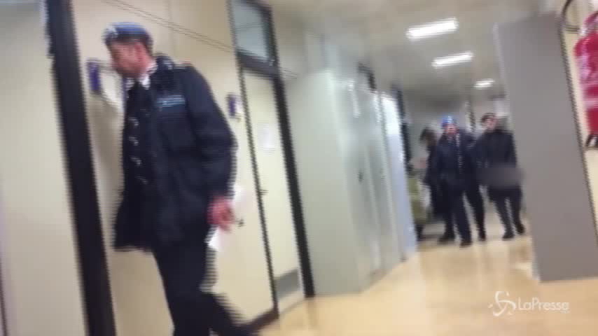 Accoltellò agenti a Milano, l’avvocato: “Non agì per terrorismo”
