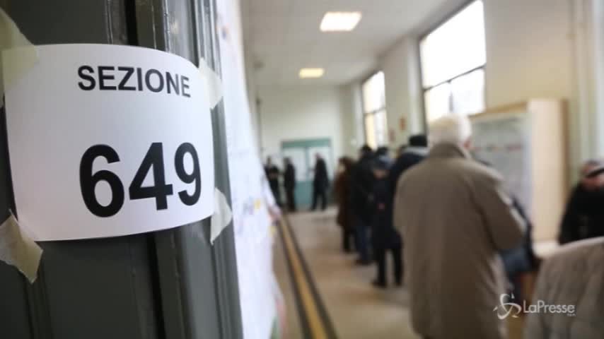 Elezioni, a Milano code ai seggi