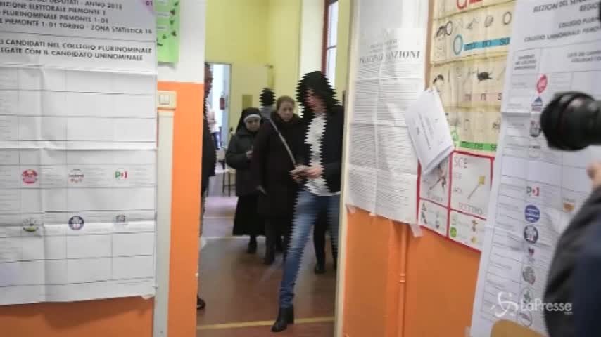 Elezioni, Appendino al voto: va via e dimentica i documenti