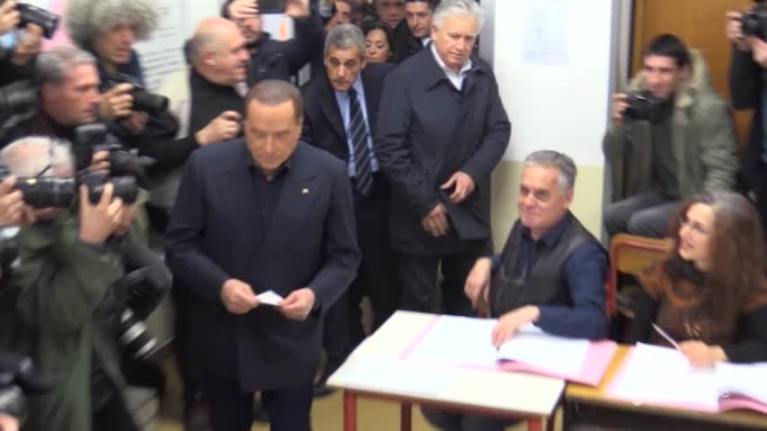 Berlusconi, protesta Femen al seggio di Milano: “È andata via così presto”