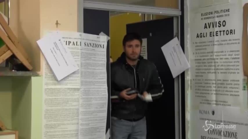Elezioni, Di Battista sbaglia seggio. I giornalisti: “Colpa della Raggi?”