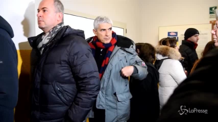 Elezioni, Casini al voto con la sciarpa del Bologna Calcio