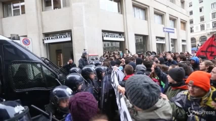 Milano, scontri tra studenti e polizia all’Università Statale