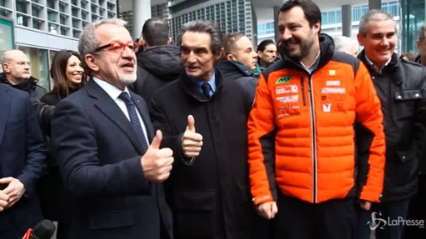 Lega, stretta di mano tra Salvini, Maroni e Fontana: “Mai litigato”