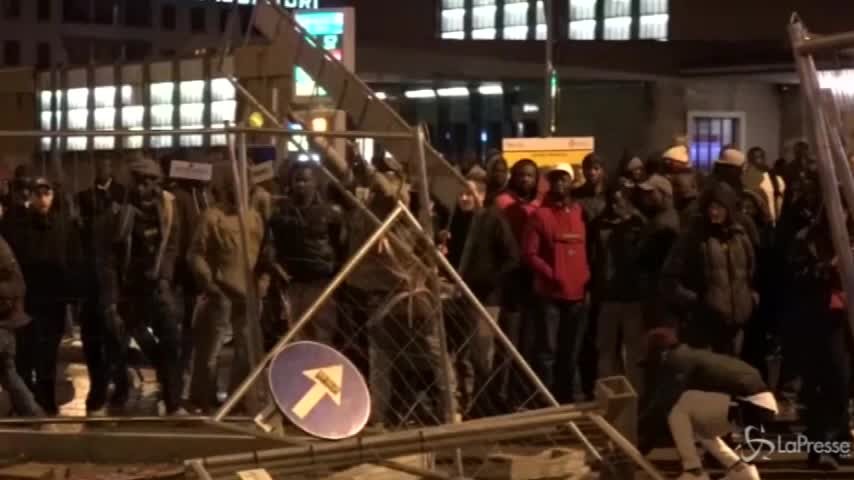 Firenze, tensione e cariche al presidio dei senegalesi