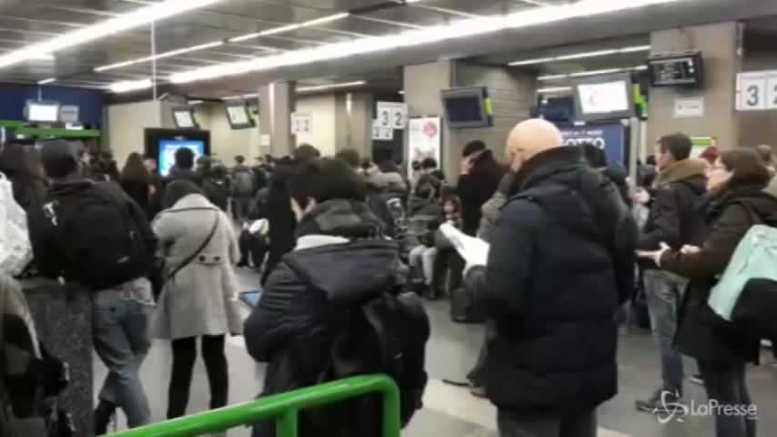 Milano, l’attesa dei pendolari nella stazione Bovisa