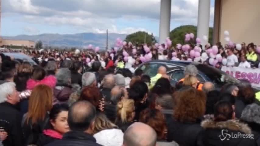 Cisterna Latina, l’arrivo in chiesa dei feretri di Alessia e Martina