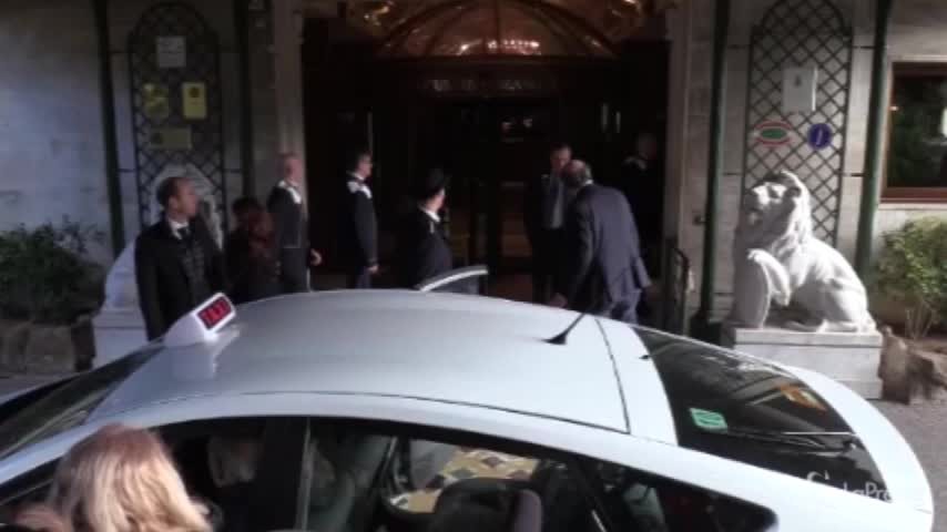 M5S, Di Maio esce dall’Hotel Parco dei Principi: “E’ andata benissimo”