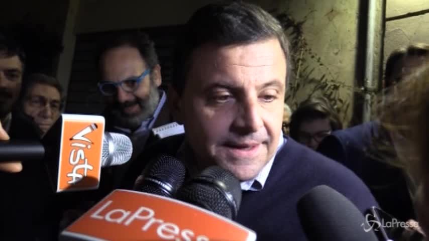 Pd, Calenda mostra la tessera: “Nessuna alleanza con M5S”