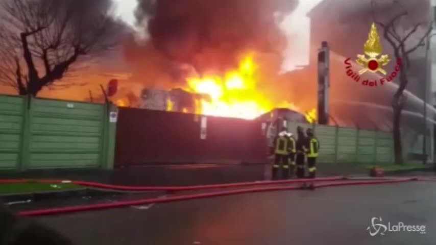 Cologno Monzese, i vigili del fuoco domano l’incendio in una cartiera