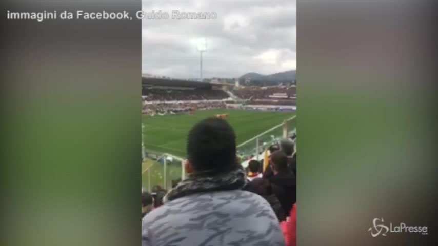 Fiorentina-Benevento, il minuto di silenzio per Astori visto dai tifosi