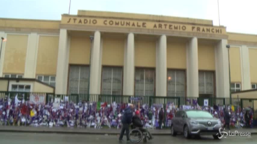 Astori, l’omaggio dei tifosi davanti allo stadio Artemio Franchi