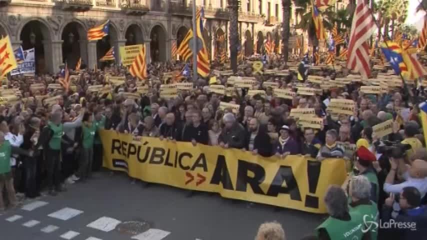 I separatisti manifestano in Catalogna: “La Repubblica adesso”