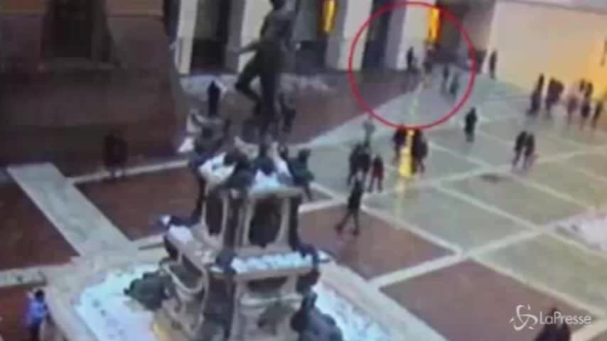 Accoltellamento a Bologna, le immagini delle telecamere di sorveglianza