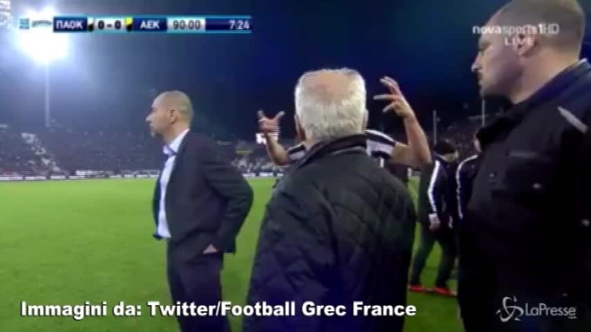 Gol annullato, presidente del Paok entra in campo con la pistola