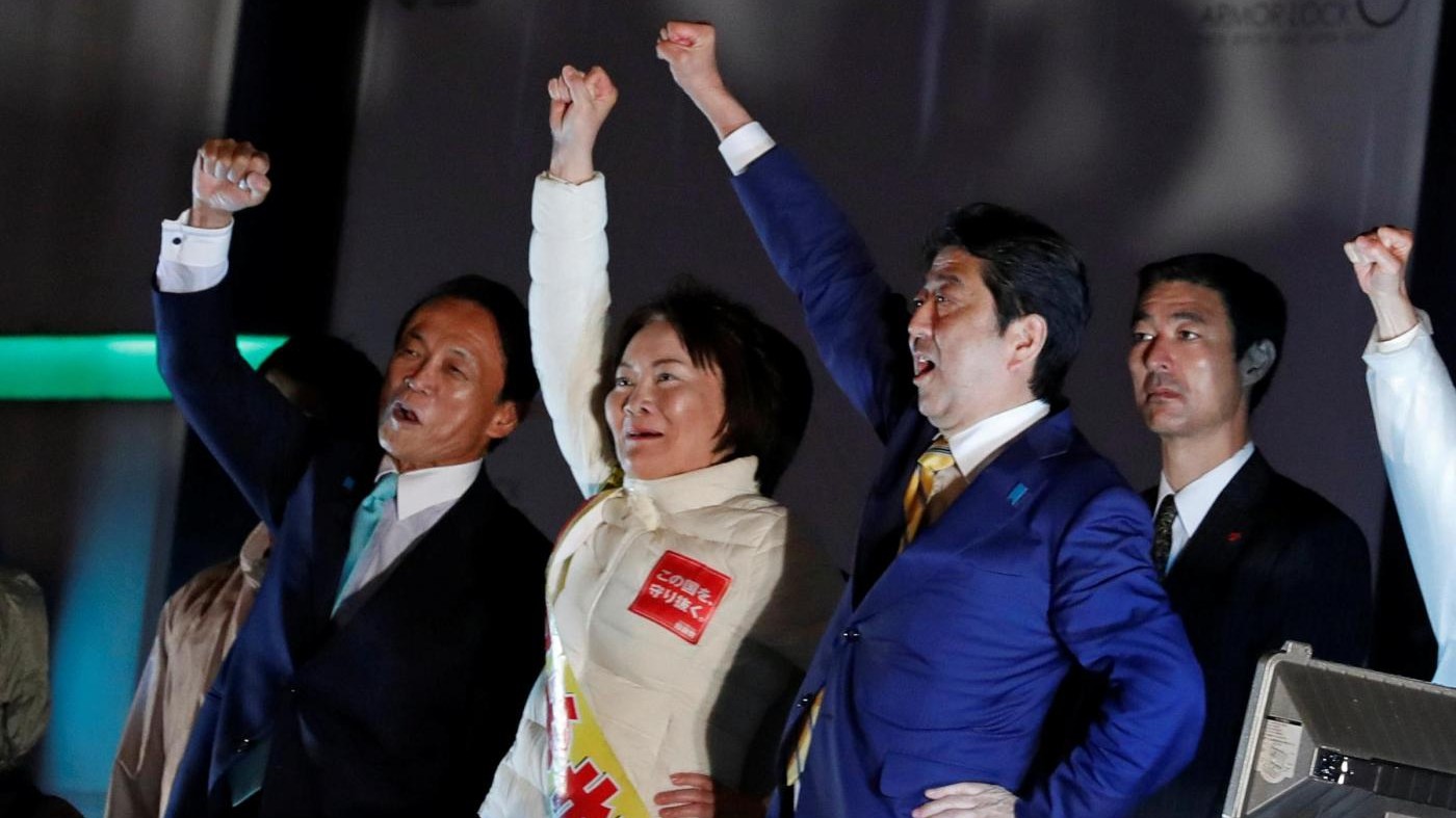 Giappone, Abe vince elezioni anticipate nel giorno del tifone Lan