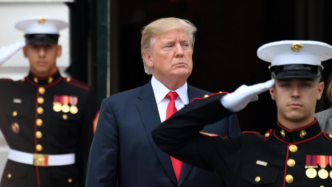 Bufera su Trump per la telefonata alla vedova del soldato. Lei: “Non sapeva il nome”