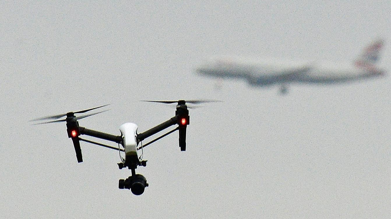 Drone in piazza San Pietro. Denunciata una turista cinese