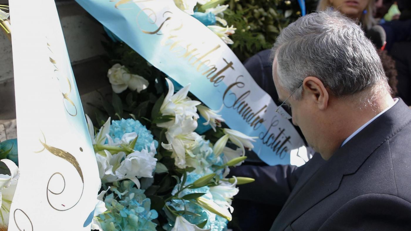 Adesivi antisemiti, Comunità ebraica romana: “Daspo a vita, i fiori non bastano”