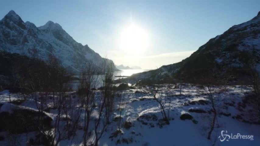 Surf a -15 gradi sulle onde del circolo polare artico