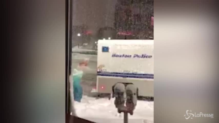 Elsa di Frozen salva un camion bloccato nella neve