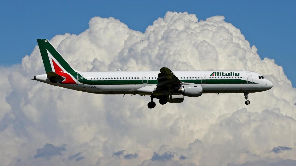 Alitalia, il fondo Usa Cerberus lancia un’offerta per rilevare l’intera compagnia