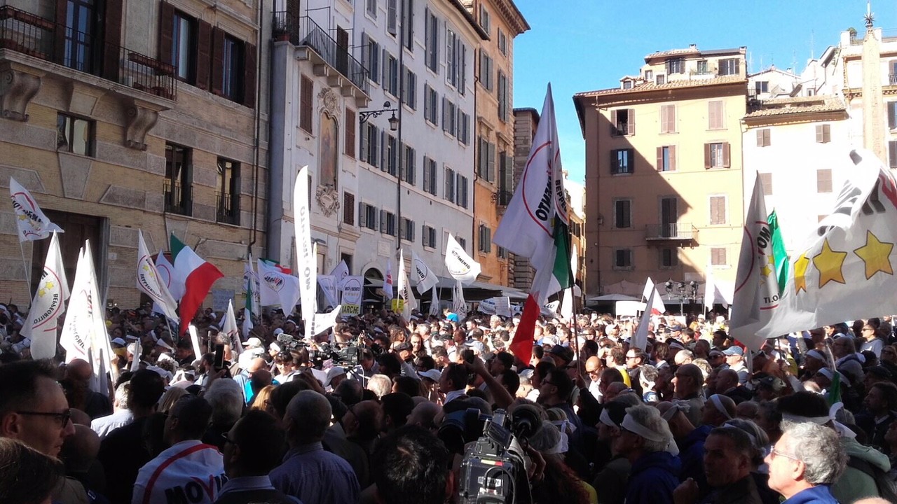 Protesta M5S con Grillo in piazza del Pantheon: “Così gli elettori sono ciechi”