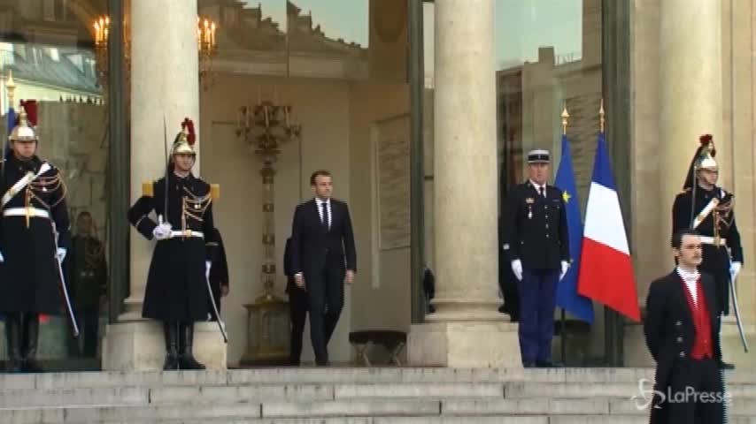 Parigi, Macron accoglie Angela Merkel