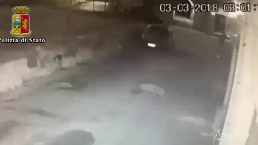 Napoli, arrestati tre minorenni per l’uccisione del vigilante a Piscinola: il video che li incastra