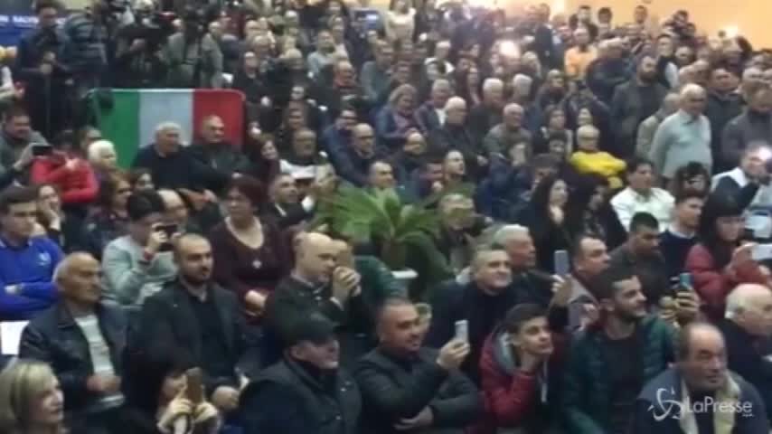 Salvini: “Ho dovere parlare con tutti” ma dalla platea urlano: “Non con M5S”