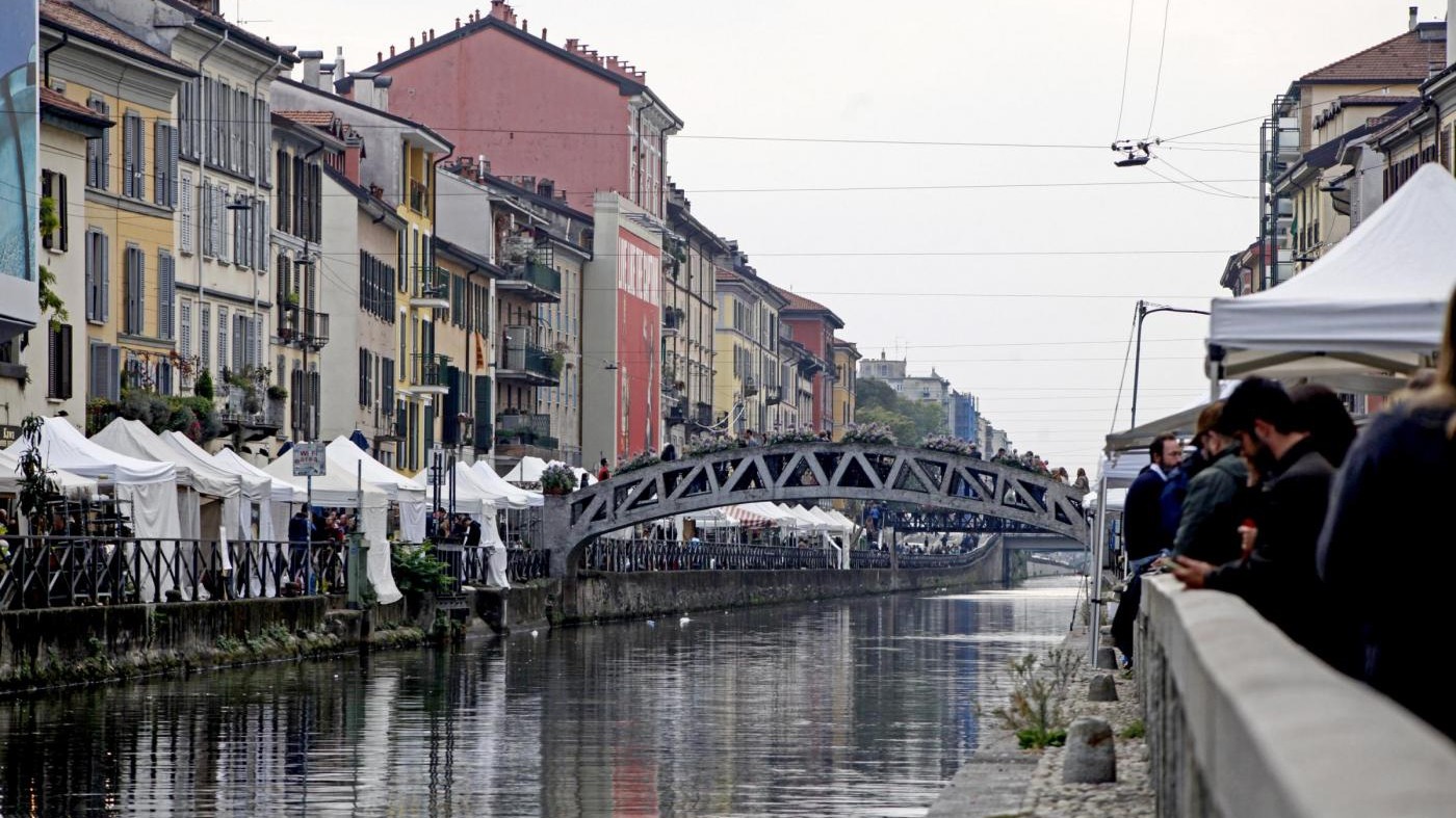 Milano, bimbo di 8 anni cade nel Naviglio: è grave