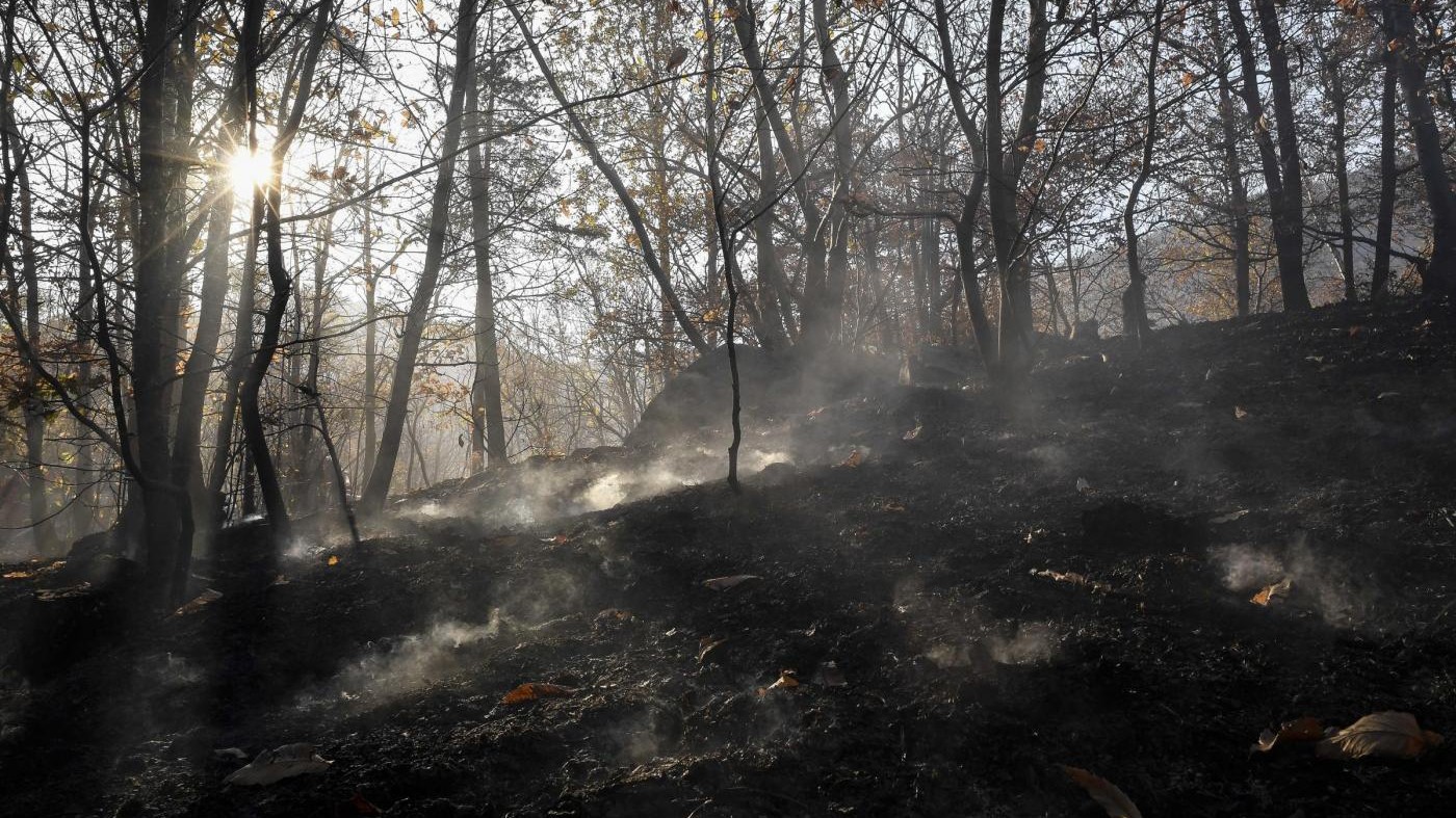 Incendi in Piemonte, Arpa: “Qualità aria ancora critica”. Chiamparino nelle aree colpite dalle fiamme