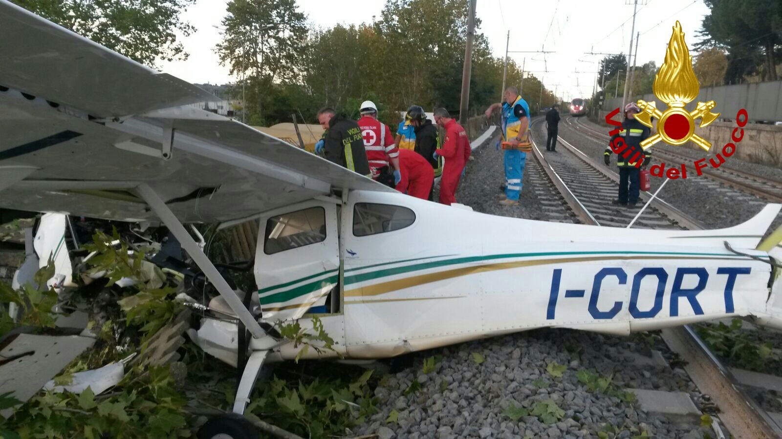 Roma, aereo da turismo precipita su binari alta velocità: due feriti