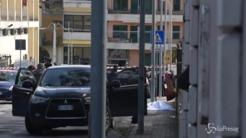 Donna uccisa davanti a scuola nel napoletano