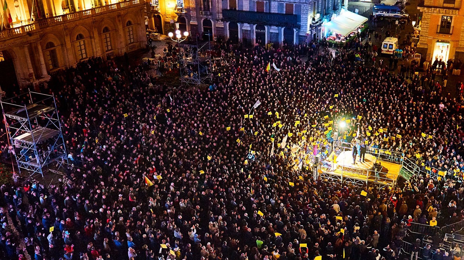 Sicilia, Grillo batte la carica: “Sarà referendum, noi qui per ri-liberarvi”