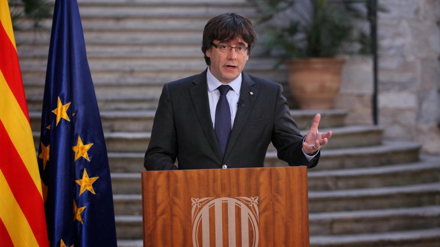 Catalogna, Manifestazione a Barcellona. Il ministro belga: “Puigdemont potrebbe chiederci asilo”
